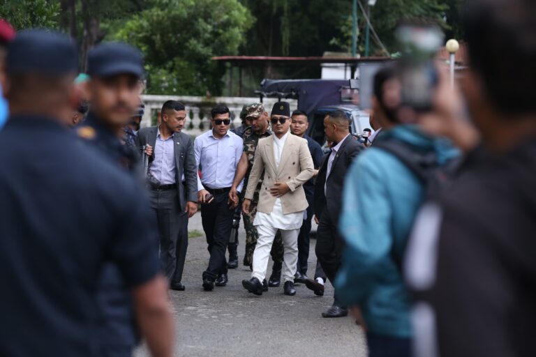 भोटेकोसीमा खसेकाे गाडी खोजीमा खटेकालाई हौसला दिन गृहमन्त्री घटनास्थलमा